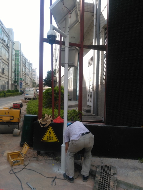4G无线可拆卸可移动式太阳能监控立杆安装施工过程03